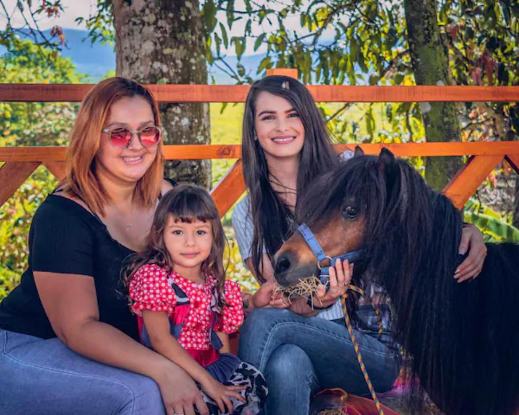 Linda Casa De Verano Con Amplias Zonas Verdes San Isidro De El General ภายนอก รูปภาพ